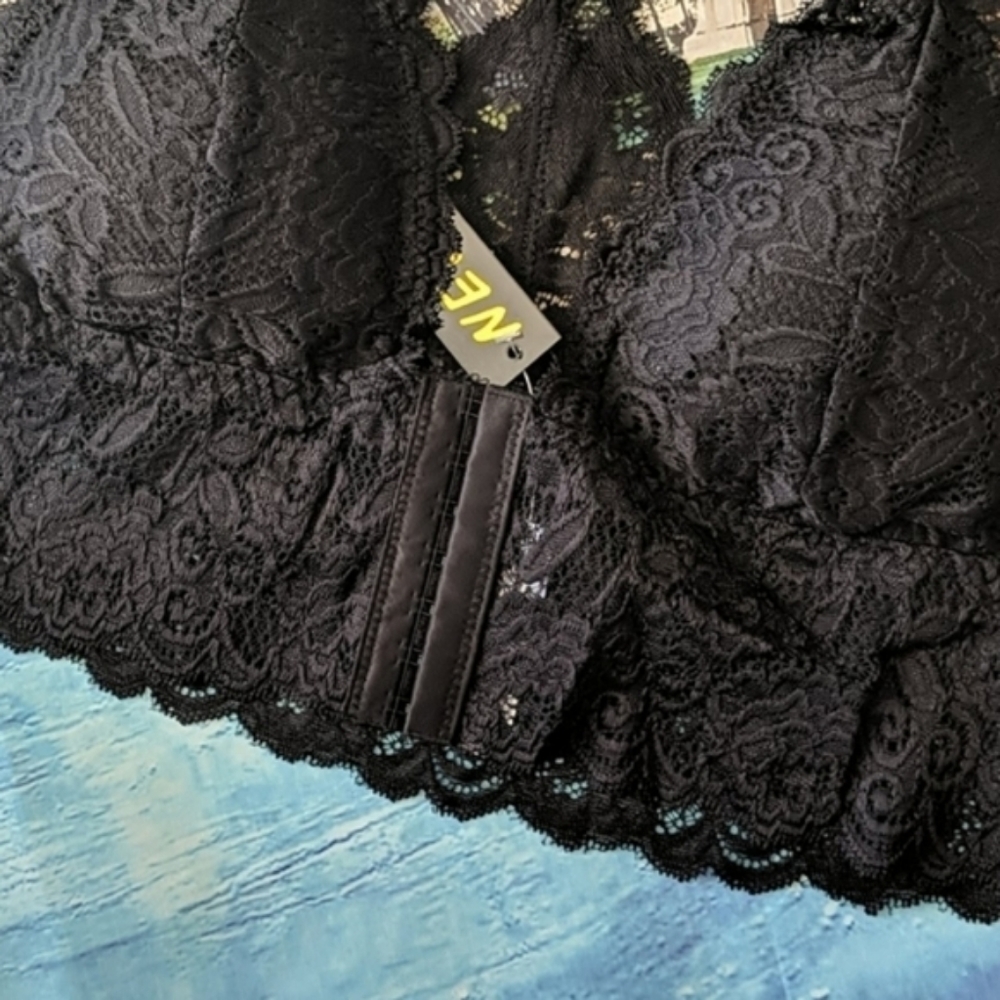 Black lace front close bralette - Picture 8 of 8